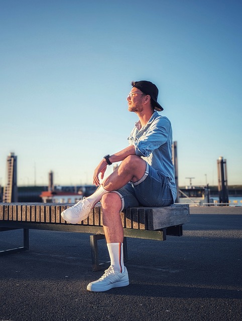 一夜之间，国足传出两个消息，解评主教练真是出的令人消怠，不禁.